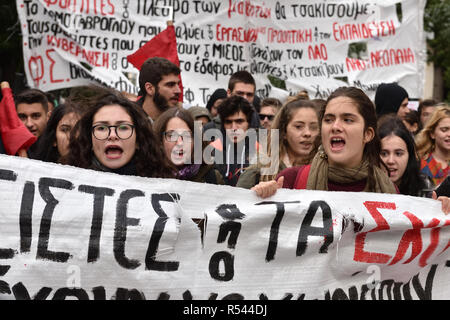 Atene, Grecia. 29 Nov 2018. Gli studenti protestano contro la crescente del fascismo in greco scuole superiori a Atene, Grecia. Credito: Nicolas Koutsokostas/Alamy Live News. Foto Stock