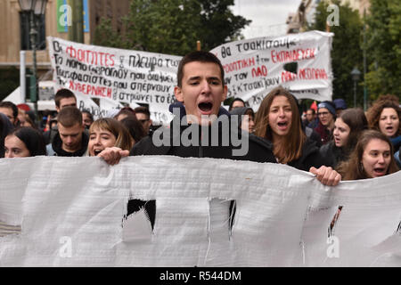 Atene, Grecia. 29 Nov 2018. Gli studenti protestano contro la crescente del fascismo in greco scuole superiori a Atene, Grecia. Credito: Nicolas Koutsokostas/Alamy Live News. Foto Stock