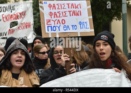 Atene, Grecia. 29 Nov 2018. Gli studenti protestano contro la crescente del fascismo in greco scuole superiori a Atene, Grecia. Credito: Nicolas Koutsokostas/Alamy Live News. Foto Stock