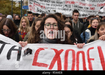 Atene, Grecia. 29 Nov 2018. Gli studenti protestano contro la crescente del fascismo in greco scuole superiori a Atene, Grecia. Credito: Nicolas Koutsokostas/Alamy Live News. Foto Stock