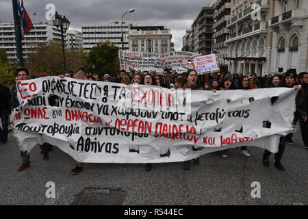 Atene, Grecia. 29 Nov 2018. Gli studenti protestano contro la crescente del fascismo in greco scuole superiori a Atene, Grecia. Credito: Nicolas Koutsokostas/Alamy Live News. Foto Stock