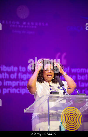 Soweto, Sud Africa, 29 Novembre, 2018. Oprah Winfrey parla all'"thunzi Sabafazi (la dignità delle donne), un evento in onore di Nelson Mandela's legacy durante il suo centesimo compleanno l'anno. Credito: Eva-Lotta Jansson/Alamy Live News Foto Stock