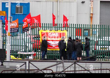 Wirral, Merseyside, Regno Unito. 29 Nov 2018. Lavoratori di Cammell Laird ha iniziato oggi tre settimane di serie di scioperi di laminazione, con diverse sezioni della forza lavoro a piedi per 24 ore. Un divieto di straordinario cominciato il venerdì e si protrarrà fino a febbraio.credit Ian Fairbrother/Alamy live news Foto Stock