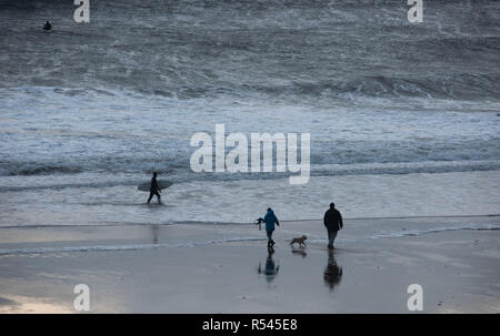 Swansea, Regno Unito. 29 Nov, 2018. Meteo REGNO UNITO: Persone a spasso i loro cani al Langland Bay vicino a Swansea questo pomeriggio come tempesta Diana pastelle il Regno Unito con forti venti e piogge. Credito: Phil Rees/Alamy Live News Foto Stock