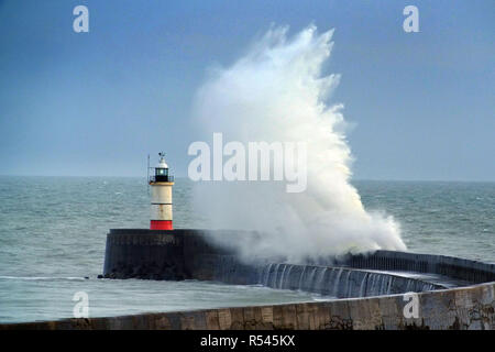 Newhaven, East Sussex. Il 29 novembre 2018. Venti forti continuare lungo la costa del sud portando con sé grandi ondate di Newhaven Harbour. Credito: Peter Cripps/Alamy Live News Foto Stock