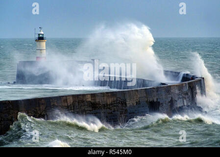 Newhaven, East Sussex. Il 29 novembre 2018. Venti forti continuare lungo la costa del sud portando con sé grandi ondate di Newhaven Harbour. Credito: Peter Cripps/Alamy Live News Foto Stock