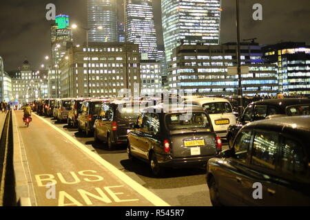 Londra, UK, 28 Novembre, 2018. Londra blocco cabbies London Bridge. Credito: Martin Kelly/Alamy Live News. Foto Stock