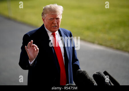 Washington, Stati Uniti d'America. 29 Nov, 2018. Stati Uniti Presidente Donald Trump parla ai giornalisti prima di partire per il vertice del G20 in Argentina dalla Casa Bianca di Washington, DC, Stati Uniti, su nov. 29, 2018. Donald Trump detto il giovedì che considerando irrisolti scontro tra Russia e Ucraina, ha deciso che doveva essere "migliori" per annullare la sua riunione con il presidente russo Vladimir Putin. Credito: Ting Shen/Xinhua/Alamy Live News Foto Stock