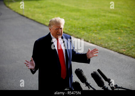 Washington, Stati Uniti d'America. 29 Nov, 2018. Stati Uniti Presidente Donald Trump parla ai giornalisti prima di partire per il vertice del G20 in Argentina dalla Casa Bianca di Washington, DC, Stati Uniti, su nov. 29, 2018. Donald Trump detto il giovedì che considerando irrisolti scontro tra Russia e Ucraina, ha deciso che doveva essere "migliori" per annullare la sua riunione con il presidente russo Vladimir Putin. Credito: Ting Shen/Xinhua/Alamy Live News Foto Stock