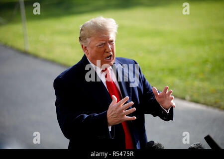 Washington, Stati Uniti d'America. 29 Nov, 2018. Stati Uniti Presidente Donald Trump parla ai giornalisti prima di partire per il vertice del G20 in Argentina dalla Casa Bianca di Washington, DC, Stati Uniti, su nov. 29, 2018. Donald Trump detto il giovedì che considerando irrisolti scontro tra Russia e Ucraina, ha deciso che doveva essere "migliori" per annullare la sua riunione con il presidente russo Vladimir Putin. Credito: Ting Shen/Xinhua/Alamy Live News Foto Stock