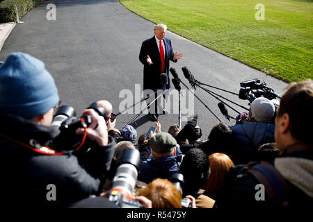 Washington, Stati Uniti d'America. 29 Nov, 2018. Stati Uniti Presidente Donald Trump (posteriore) parla ai giornalisti prima di partire per il vertice del G20 in Argentina dalla Casa Bianca di Washington, DC, Stati Uniti, su nov. 29, 2018. Donald Trump detto il giovedì che considerando irrisolti scontro tra Russia e Ucraina, ha deciso che doveva essere "migliori" per annullare la sua riunione con il presidente russo Vladimir Putin. Credito: Ting Shen/Xinhua/Alamy Live News Foto Stock