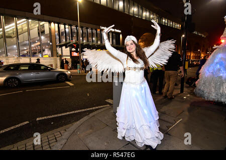 Londra, Regno Unito. 29 Nov 2018. Consigliere onorevole Catherine Rose è un sindaco di Southwark unisciti a Natale dal fiume di avviare i bambini da Snowsfields e il Tower Bridge scuole primarie di spettacolo che illuminano processione del Ponte di Londra City e cantare il jingle bell a Potters Fields Park a fieno Gallery per la stazione di London Bridge il 29 novembre 2018, Londra, Regno Unito. Credito: Picture Capital/Alamy Live News Foto Stock