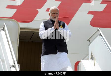 Buenos Aires, Argentina. 29 Nov 2018. Primo Ministro indiano Narendra Modi passi fuori il suo aereo al Ministro Pistarini International Airport 29 Novembre 2018 a Buenos Aires, Argentina. Modi di unirsi ad altri leader mondiali nel gruppo dei 20 paesi industrializzati incontro al vertice. Credito: Planetpix/Alamy Live News Foto Stock