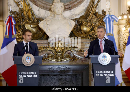 Buenos Aires, Argentina. 29 Nov, 2018. Il presidente argentino Mauricio Macri (R) e il presidente francese Emmanuel Macron partecipare ad una conferenza stampa a Buenos Aires, Argentina, nov. 29, 2018. Credito: Martin Zabala/Xinhua/Alamy Live News Foto Stock