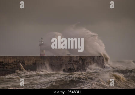 Newhaven, East Sussex, Regno Unito. 29th novembre 2018. Tempo del Regno Unito: Più vento di forza gale dal Sud Ovest frusta le onde sulla costa meridionale. Foto Stock