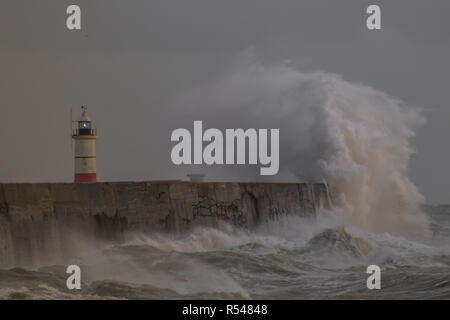 Newhaven, East Sussex, Regno Unito. 29th novembre 2018. Tempo del Regno Unito: Più vento di forza gale dal Sud Ovest frusta le onde sulla costa meridionale. Foto Stock