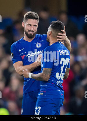 Londra, Regno Unito. 29 Nov, 2018. Olivier GIROUD di Chelsea festeggia il suo secondo gol con Emerson Palmieri del Chelsea durante la UEFA Europa League match tra Chelsea e PAOK a Stamford Bridge, Londra, Inghilterra il 29 novembre 2018. Foto di Andy Rowland. Credito: Andrew Rowland/Alamy Live News Foto Stock