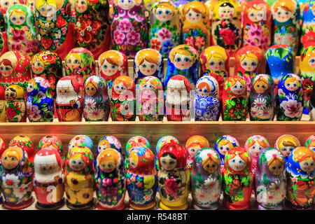 Le tradizionali bambole russe Matryoshka sono vendute in una bancarella, mostra colorata di regali Foto Stock