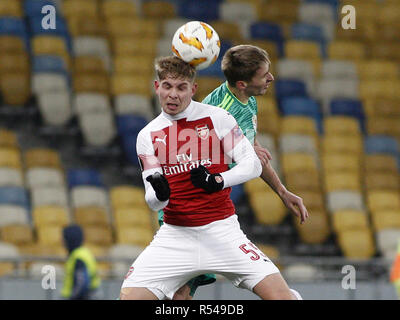 Kiev, Ucraina. 29 Nov, 2018. Emile Smith Rowe (L) dell'Arsenal vies per la palla con Igor Perduta (R) di Vorskla durante la UEFA Europa League Gruppo E partita di calcio tra FC Vorskla e Arsenal FC presso la NSK Olimpiyskiy in Kiev, Ucraina, Novembre 29, 2018. Credito: Anatolii Stepanov/ZUMA filo/Alamy Live News Foto Stock