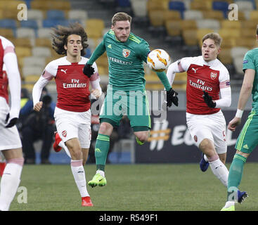 Kiev, Ucraina. 29 Nov, 2018. Oleksandr Skliar (C) del vies Vorskla con Matteo Guendouzi (L) e Emile Smith Rowe ( R) dell'Arsenal durante la UEFA Europa League Gruppo E partita di calcio tra FC Vorskla e Arsenal FC presso la NSK Olimpiyskiy in Kiev, Ucraina, Novembre 29, 2018. Credito: Anatolii Stepanov/ZUMA filo/Alamy Live News Foto Stock