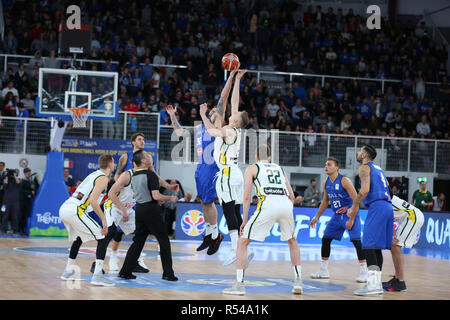 Brescia, Italia. 29 Nov, 2018. Pallacanestro FIBA World Cup Qualificazioni: Italia v Lituania, Brescia, Italia. Sfera di salto di credito: Mickael Chavet/Alamy Live News Foto Stock