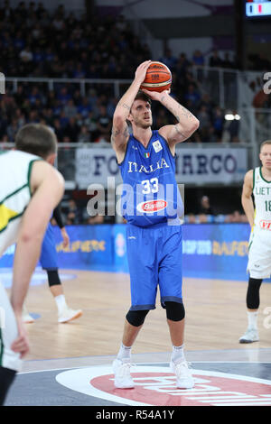 Brescia, Italia. 29 Nov, 2018. Pallacanestro FIBA World Cup Qualificazioni: Italia v Lituania, Brescia, Italia. Achille Polonara per Italia Credito: Mickael Chavet/Alamy Live News Foto Stock