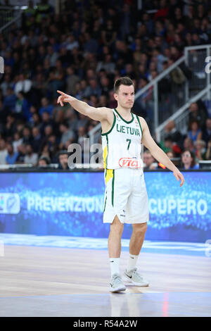 Brescia, Italia. 29 Nov, 2018. Pallacanestro FIBA World Cup Qualificazioni: Italia v Lituania, Brescia, Italia. Adas Juskevicius per la Lituania Credito: Mickael Chavet/Alamy Live News Foto Stock