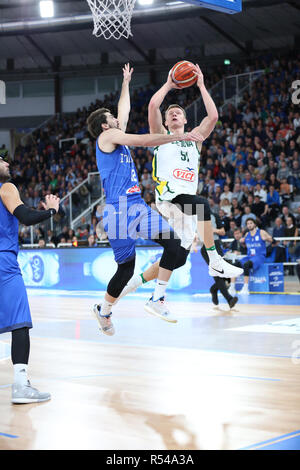 Brescia, Italia. 29 Nov, 2018. Pallacanestro FIBA World Cup Qualificazioni: Italia v Lituania, Brescia, Italia. Arnas Butkevicius per la Lituania Credito: Mickael Chavet/Alamy Live News Foto Stock