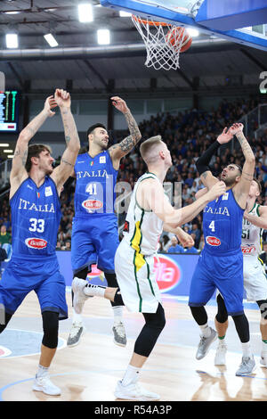 Brescia, Italia. 29 Nov, 2018. Pallacanestro FIBA World Cup Qualificazioni: Italia v Lituania, Brescia, Italia. Fase di difesa per Italia Credito: Mickael Chavet/Alamy Live News Foto Stock