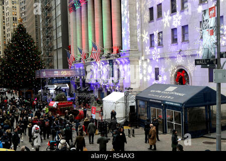 New York, NY, STATI UNITI D'AMERICA. 29 Nov, 2018. Il New York Stock Exchange ha celebrato i suoi novanta-quinta (95) annuo albero di Natale cerimonia di illuminazione il 29 novembre 2018, al di fuori del suo famoso Wall Street location in Lower Manhattan. La struttura cerimonia di illuminazione incluso il divertimento e una scena sonora che comprendesse interviste con ben note personalità.© 2018 G. Ronald Lopez/DigiPixsAgain.us/AlamyLive News Foto Stock