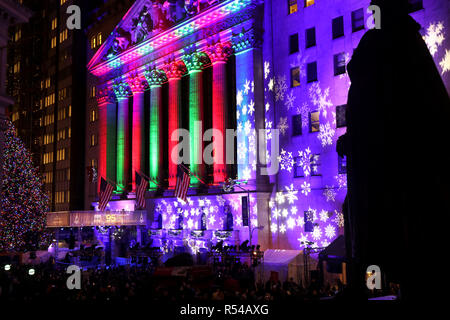 New York, NY, STATI UNITI D'AMERICA. 29 Nov, 2018. Il New York Stock Exchange ha celebrato i suoi novanta-quinta (95) annuo albero di Natale cerimonia di illuminazione il 29 novembre 2018, al di fuori del suo famoso Wall Street location in Lower Manhattan. La struttura cerimonia di illuminazione incluso il divertimento e una scena sonora che comprendesse interviste con ben note personalità.© 2018 G. Ronald Lopez/DigiPixsAgain.us/AlamyLive News Foto Stock