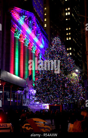 La città di New York, New York, Stati Uniti d'America. 29 Nov, 2018. Il New York Stock Exchange ha celebrato i suoi novanta-quinta (95) annuo albero di Natale cerimonia di illuminazione il 29 novembre 2018, al di fuori del suo famoso Wall Street location in Lower Manhattan. La struttura cerimonia di illuminazione incluso il divertimento e una scena sonora che comprendesse interviste con ben note personalità. Credito: G. Ronald Lopez/ZUMA filo/Alamy Live News Foto Stock