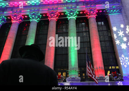 La città di New York, New York, Stati Uniti d'America. 29 Nov, 2018. Il New York Stock Exchange ha celebrato i suoi novanta-quinta (95) annuo albero di Natale cerimonia di illuminazione il 29 novembre 2018, al di fuori del suo famoso Wall Street location in Lower Manhattan. La struttura cerimonia di illuminazione incluso il divertimento e una scena sonora che comprendesse interviste con ben note personalità. Credito: G. Ronald Lopez/ZUMA filo/Alamy Live News Foto Stock