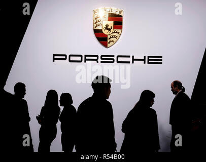 Los Angeles, Stati Uniti d'America. 28 Nov, 2018. I partecipanti visitano il Porsche stand durante la media anteprima in 2018 Los Angeles (LA) Auto Show di Los Angeles, Stati Uniti, nov. 28, 2018. LA Auto Show apre al pubblico il 9 novembre 30 e scorre attraverso il Dic. 9. Credito: Zhao Hanrong/Xinhua/Alamy Live News Foto Stock