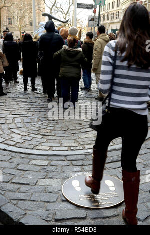 New York, NY, STATI UNITI D'AMERICA. 29 Nov, 2018. I proprietari dell'amato (4) quattro piedi di altezza statua in bronzo che divenne un potente simbolo per la gente del posto e i turisti di empowerment femminile fissava con il "Carica Bull," di Wall Street è in movimento. Controverso con la "carica Bull", l'artista, l'Impavido ragazza sta per essere trasferito su Wall Street dal 31 Dic. 2018, proprietari di State Street Global Advisors, detto. I proprietari posta una lapide dove una volta sorgeva per incoraggiare le persone a "stand per lei." © 2018 G. Ronald Lopez/DigiPixsAgain.us/AlamyLive News Foto Stock