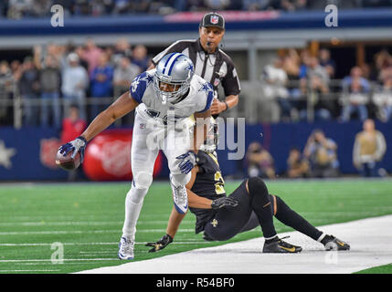 Novembre 29, 2018: Dallas Cowboys wide receiver Amari Cooper #19 rende un ricevimento nel primo trimestre durante un giovedì notte Football NFL Game tra New Orleans Saints e Dallas Cowboys di AT&T Stadium di Arlington, TX Albert Pena/CSM Foto Stock