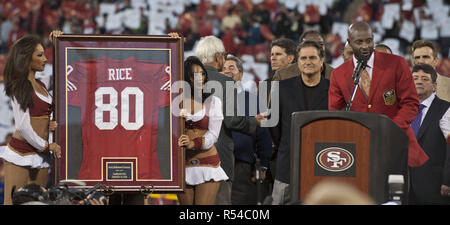 San Francisco, California, Stati Uniti d'America. Xx Settembre, 2010. Jerry Rice parla alla folla durante le cerimonie per ritirare il suo jersey lunedì, 20 settembre 2010 a Candlestick Park di San Francisco, California. Santi sconfitto il 49ers 25-22. Credito: Al di Golub/ZUMA filo/Alamy Live News Foto Stock