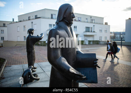 Berlino, Germania. Xix Nov, 2018. Statue di Wilhelm von Humboldt (r, 1767-1835) e suo fratello Alexander von Humboldt (1769-1859), realizzata dallo scultore Detlef Kraft, sostare di fronte alla libreria di Humboldt di Berlino-Tegel. La naturale scienziato Alexander von Humboldt guarda verso l'acqua come un immagine per la distanza. Wilhelm von Humboldt, universale studioso di scienze umanistiche, guarda la libreria. Credito: Arne Immanuel Bänsch/dpa/Alamy Live News Foto Stock