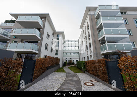 28 novembre 2018, Assia, Frankfurt/Main: vista esterna del progetto di costruzione "Lady di la storia d'amore" nel quartiere di Francoforte Riedberg. L'architetto Dijana Sustelo di Bien-Ries AG progettato il concetto di vita. (A dpa ''cinque amici' e 'Lady Di la storia d'amore" - case diventano marche' dal 30.11.2018) Foto: Sila Stein/dpa Foto Stock