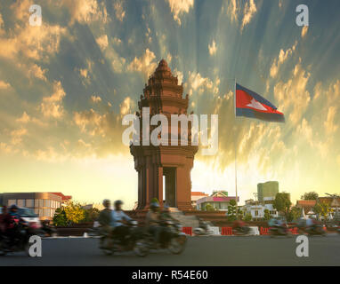 Tramonto al monumento di indipendenza che è quella del punto di riferimento in Phnom Penh Cambogia Foto Stock