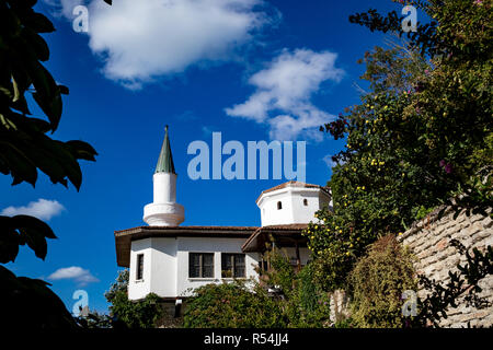 Scenario vista della Moschea del palazzo nel giardino botanico di Balchik, Bulgaria, vista parziale in una soleggiata giornata autunnale con nuvoloso cielo blu Foto Stock