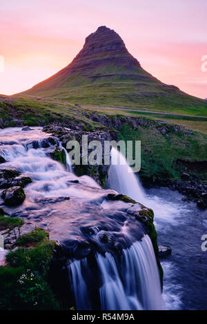 Tramonto a mezzanotte su Mt. Kirkjufell & Kirkjufellsfoss in Grundarfjörður - Snaefellsnes in Islanda. Foto Stock