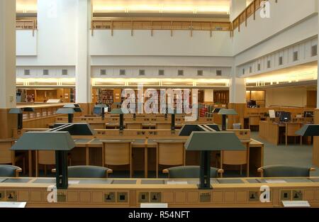 Sala lettura. [Fotografie della British Library edificio a San 2005. Una sala lettura presso la British Library. Immagine presa da [fotografie della British Library edificio a St.Pancras]. Originariamente pubblicato/prodotte nel 2005. . Foto Stock