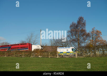 Un regime di polizia Van attende velocizzando gli automobilisti su una collina nel Yorkshire Dales Foto Stock