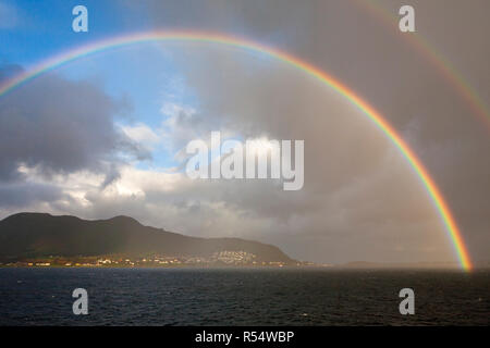Rainbow su Breidsundet, Møre og Romsdal, Norvegia Foto Stock