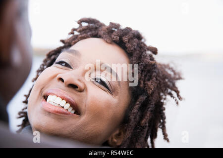 Una donna sorridente Foto Stock