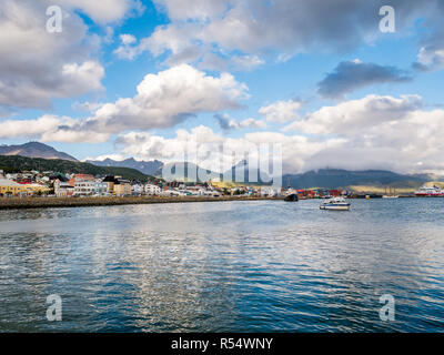 Vista dal Canale del Beagle di waterfront skyline di Ushuaia in Tierra del Fuego, Patagonia, Argentina Foto Stock