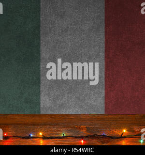 Festive grunge sfondo con le luci di Natale su una superficie di legno e Bandiera Italiana Foto Stock