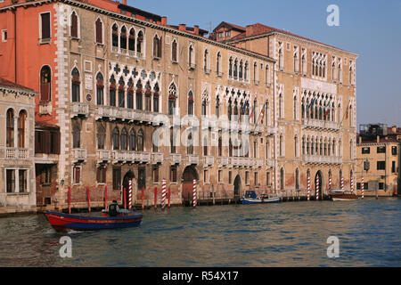 Il Grand Canal, Venezia, Italia: Palazzo Giustinian e Ca' Foscari a Dorsoduro Foto Stock
