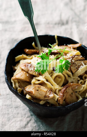 Pasta con cepeand salsa cremosa. stile vintage. messa a fuoco selettiva. Foto Stock